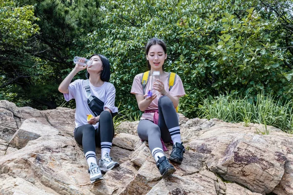 Coreano Jovens Mulheres Caminhadas Beber Água — Fotografia de Stock