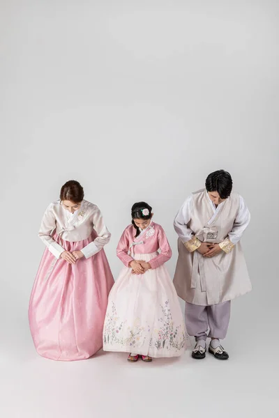 전통적 한복에 카리용 가족의 스튜디오 — 스톡 사진