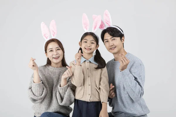 Szczęśliwy Azji Koreański Rodzina Królicze Uszy — Zdjęcie stockowe