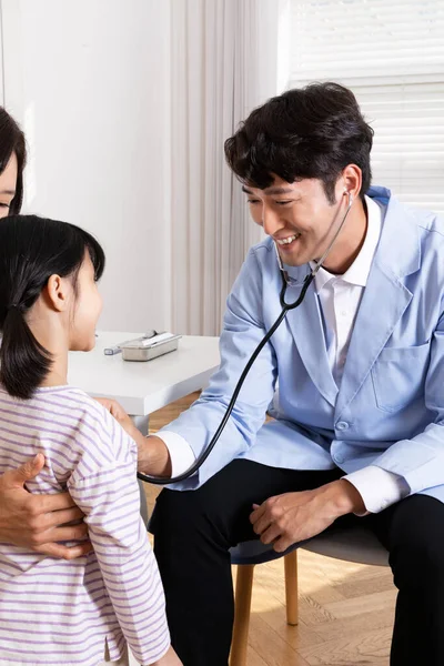 Asian Korean Mother Her Daughter Visiting Doctor Clinic — Stock Photo, Image