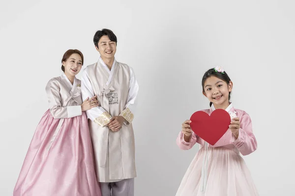Korejská Rodina Hanboku Proti Bílému Studiu Bílé Pozadí Dívka Drží — Stock fotografie