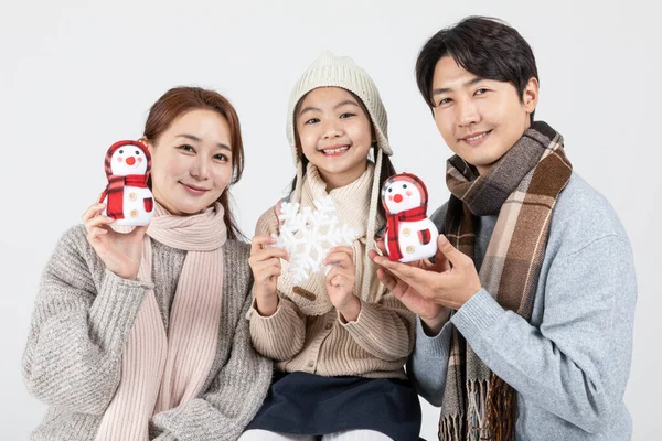 Mutlu Asyalı Koreli Aile Beyaz Arka Planda Izole Edilmiş Kış — Stok fotoğraf
