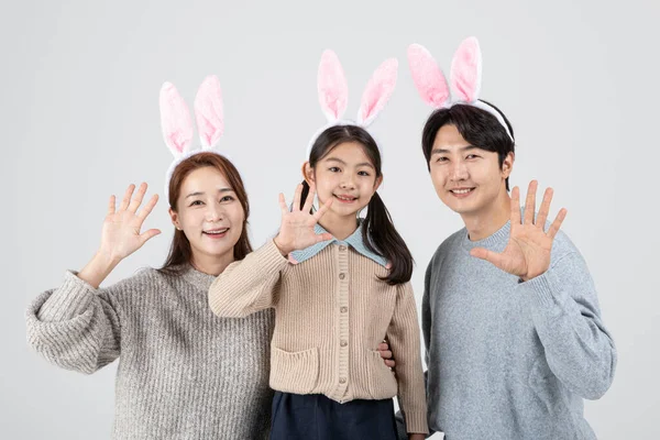 有小兔子耳朵的快乐的亚裔韩国家庭 — 图库照片