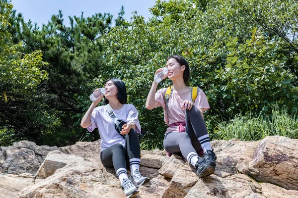 Юные Корейские Туристки Питьевая Вода — стоковое фото