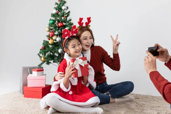 Szczęśliwy Azji Koreański Rodzina Boże Narodzenie Koncepcja Zdjęcie — Zdjęcie stockowe