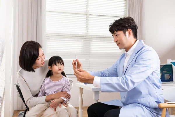 アジアの韓国人の母親と彼女の娘はクリニックで医師を訪問 — ストック写真