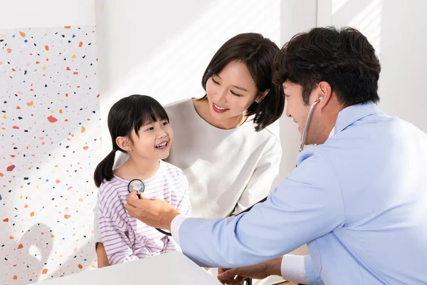 Asiatisch Koreanisch Mutter Mit Sie Tochter Besuch Doktor Klinik — Stockfoto