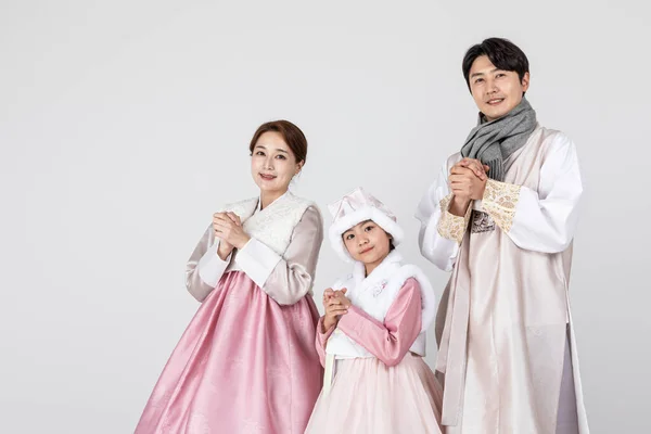 Familia Coreana Hanbok Fondo Blanco Aislado —  Fotos de Stock