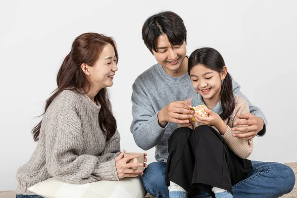 快乐的亚裔韩国家庭 花时间在一起取暖 — 图库照片