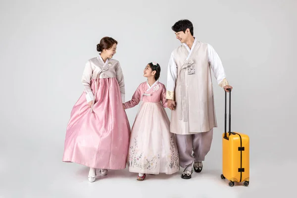 Korejská Rodina Hanboku Drží Kufr Proti Bílému Studiu Bílé Pozadí — Stock fotografie