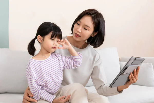 Coreano Niño Mamá Usando Tableta Concepto Consultas Médicas Línea —  Fotos de Stock