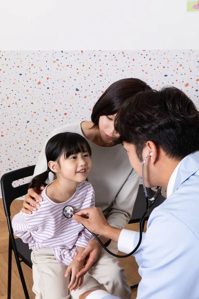Mãe Coreana Asiática Com Sua Filha Visitando Médico Clínica — Fotografia de Stock
