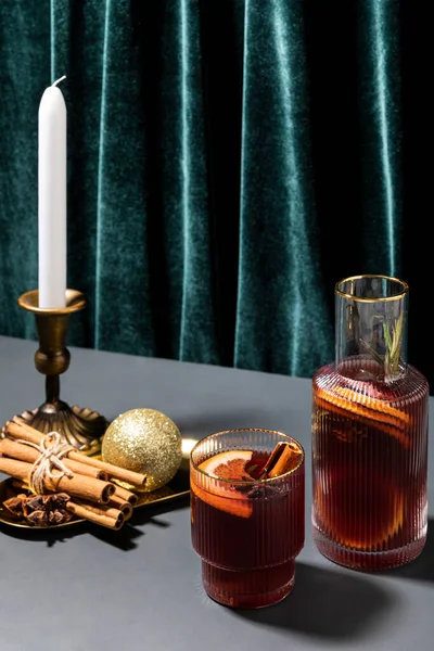 Noel Içeceği Vin Chaud Fransız Sıcak Şarap Malzemeleri Tarçın Kurutulmuş — Stok fotoğraf