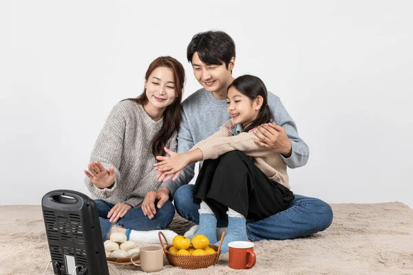 Feliz Asiática Coreana Familia Pasando Tiempo Juntos Calentamiento Ellos Mismos — Foto de Stock