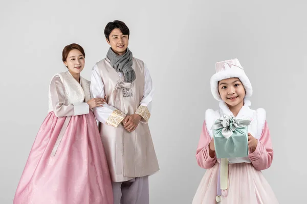 Korejská Rodina Hanboku Drží Dárek Bílém Pozadí Studia Bílé — Stock fotografie