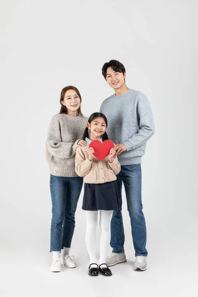 快乐的亚裔韩国人家庭 在白色背景中孤立无援 内心充满叹息 — 图库照片