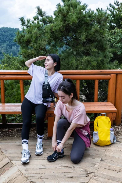 Κορεάτισσες Νεαρές Γυναίκες Κάνουν Πεζοπορία Μαζί — Φωτογραφία Αρχείου