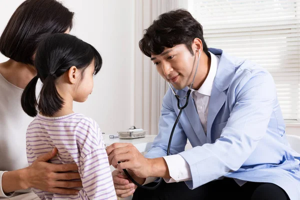 Ασιάτισσα Κορεάτισσα Μητέρα Την Κόρη Της Επισκέπτονται Γιατρό Στην Κλινική — Φωτογραφία Αρχείου