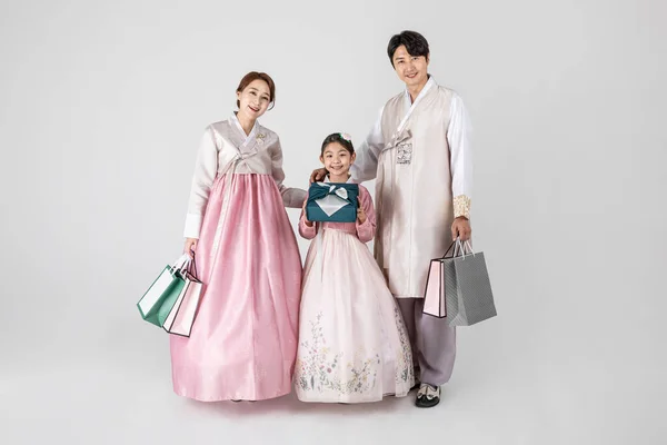 汉博克的韩国家庭 背景为白人工作室 — 图库照片
