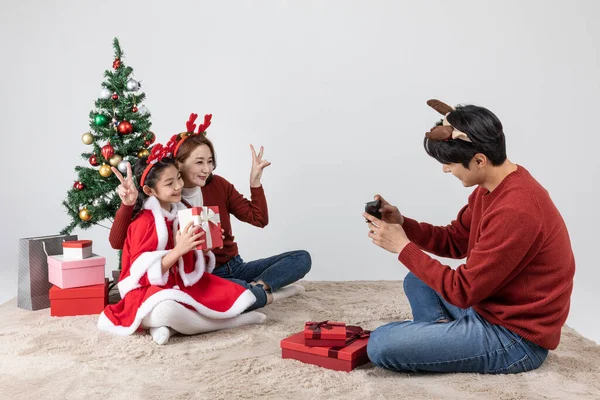 Felice Famiglia Coreana Asiatica Nel Concetto Natale Fare Foto — Foto Stock