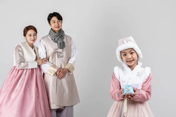 Familia Coreana Hanbok Sosteniendo Regalo Sobre Fondo Blanco Estudio Blanco —  Fotos de Stock