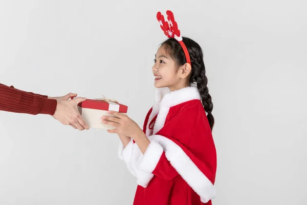 Felice Ragazza Coreana Asiatica Con Regalo Natale — Foto Stock