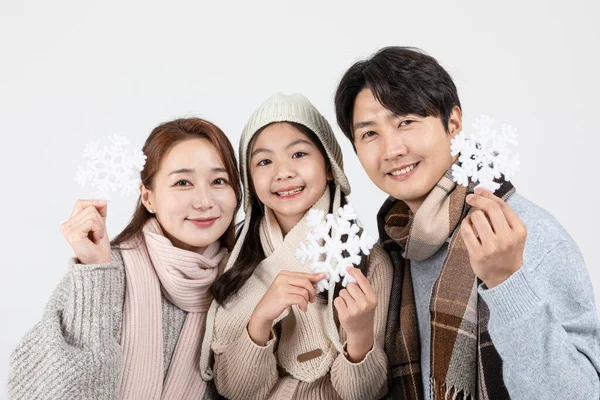 Mutlu Asyalı Aile Anne Baba Kız Soğuk Kış Konsepti — Stok fotoğraf