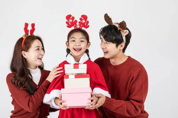 快乐的亚裔韩国家庭在圣诞节的概念 — 图库照片
