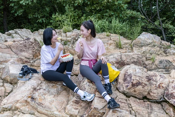 Korean Young Women Hiking Resting Rock Having Lunch Break — Stock Photo, Image