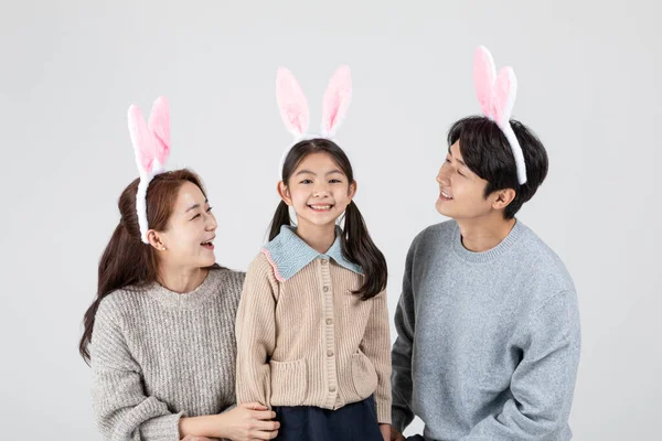 有小兔子耳朵的快乐的亚裔韩国家庭 — 图库照片