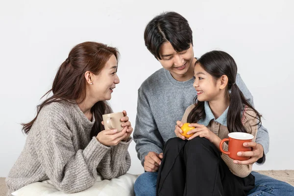 幸せなアジア系韓国人の家族が共に温暖化し — ストック写真