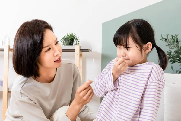 Koreańskie Dziecko Robi Sobie Domu Test Zawroty Głowy — Zdjęcie stockowe