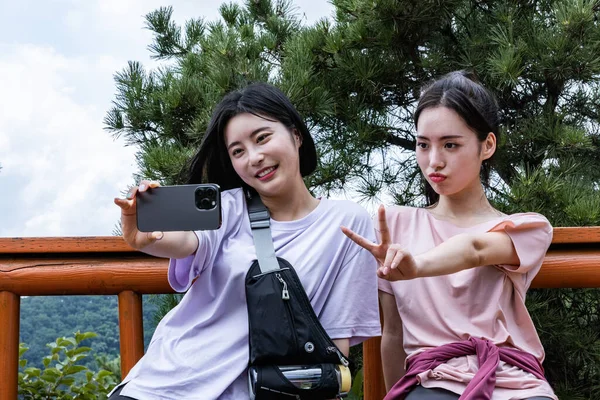 Κορεάτισσες Νέες Γυναίκες Κάνουν Πεζοπορία Και Μαστίγωμα Βγάζοντας Μια Selfie — Φωτογραφία Αρχείου