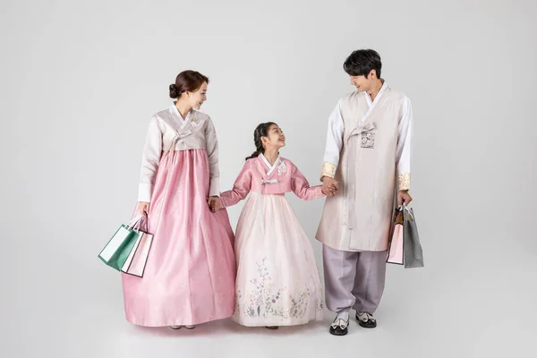 韓服の韓国人家族 白いスタジオの白い背景に対して — ストック写真