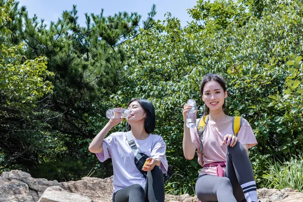 Korean Молоді Жінки Ходять Пішки Ють Воду — стокове фото