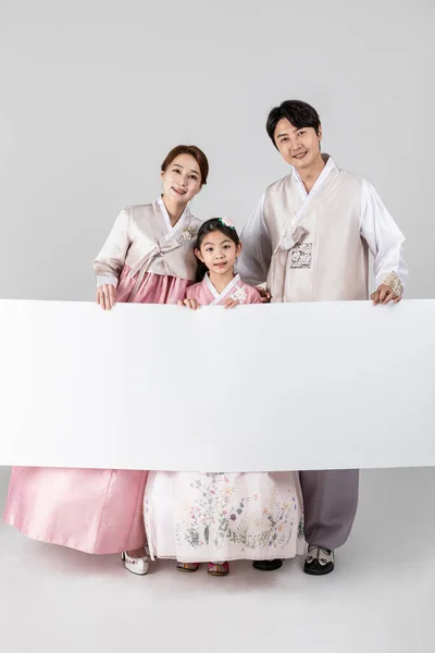 Korejská Rodina Hanboku Bílém Pozadí Studia Bílé Držící Prázdný Billboard — Stock fotografie