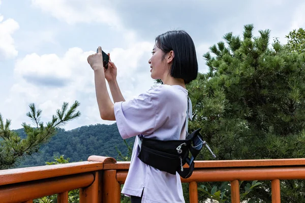 Корейская Молодая Женщина Турист Делает Фото Смартфоне — стоковое фото