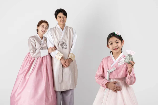 Korejská Rodina Hanboku Drží Dárek Bílém Pozadí Studia Bílé — Stock fotografie
