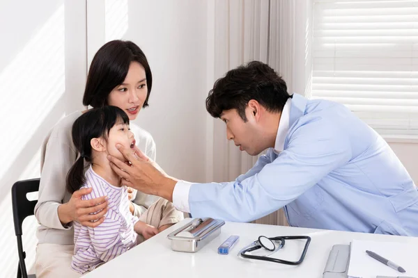 Asiática Coreana Madre Con Hija Visitando Médico Clínica —  Fotos de Stock