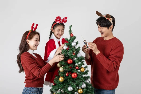 Felice Famiglia Asiatica Coreana Decorazione Albero Natale — Foto Stock