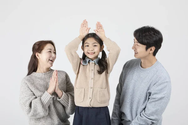 幸せなアジア系韓国人家庭 父母と娘 — ストック写真