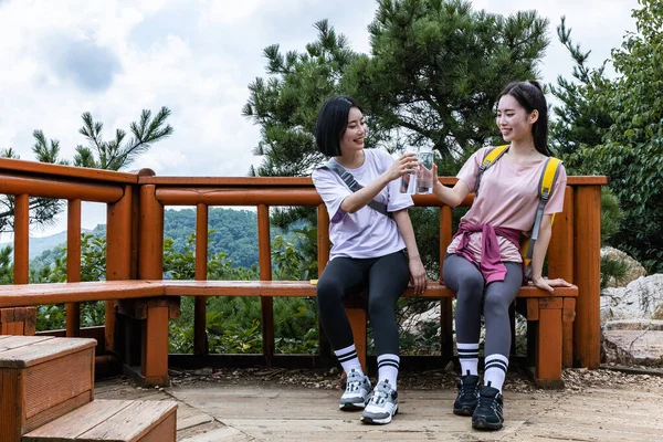 Korean Молоді Жінки Ходять Пішки Ють Воду — стокове фото