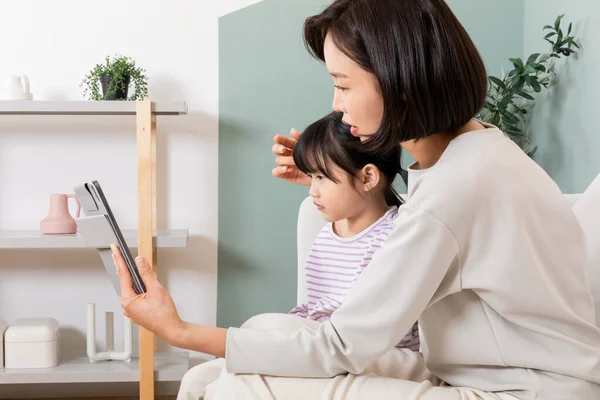 タブレットを使用して韓国の子供とお母さん オンライン医療相談の概念 — ストック写真