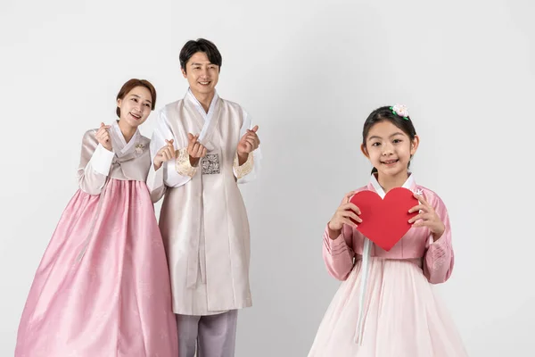 Korejská Rodina Hanboku Proti Bílému Studiu Bílé Pozadí Dívka Drží — Stock fotografie