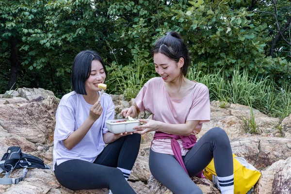 Ходячі Молоді Жінки Відпочивають Скелі Обідають — стокове фото