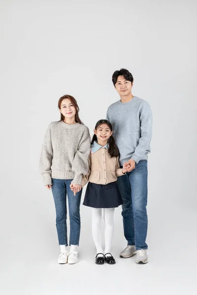 快乐的亚裔韩国人家庭 父母和女儿 — 图库照片