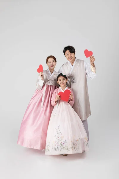 Korejská Rodina Hanboku Proti Bílému Studiu Bílé Pozadí Drží Papírové — Stock fotografie