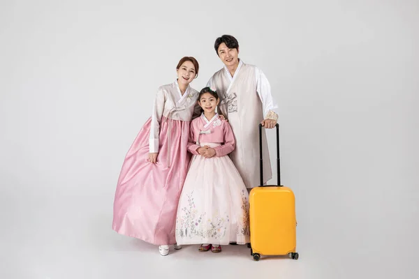 Korejská Rodina Hanboku Drží Kufr Proti Bílému Studiu Bílé Pozadí — Stock fotografie