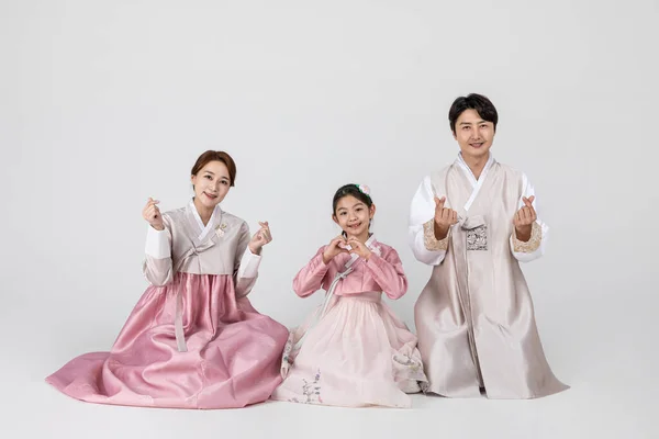Studio Záběr Korejské Rodiny Tradičním Hanboku — Stock fotografie