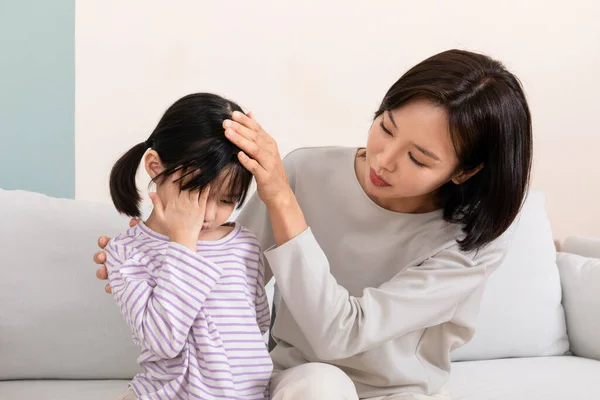 Pequeña Asiática Chica Has Fiebre Problemático Madre —  Fotos de Stock
